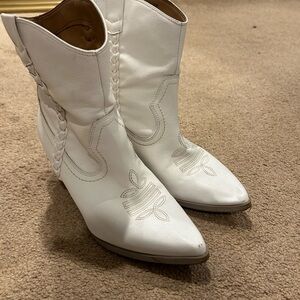 White Western-Style Women's Boots Dolce Vita